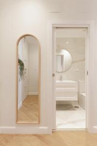 马德里DELUXE APARTMENT NEAR GRAN VIA的一间带镜子和水槽的浴室