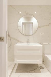 马德里DELUXE APARTMENT NEAR GRAN VIA的白色的浴室设有水槽和镜子