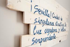 塞维利亚蒂亚博拉纳尼亚公寓的一堆堆再生木板,上面有手写