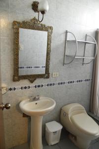 利马Casablanca Lima的一间带水槽、卫生间和镜子的浴室