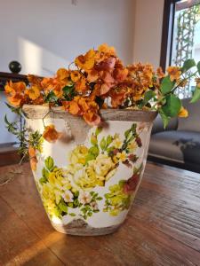 蒂拉登特斯Pousada Candelabro的花瓶,花朵放在桌子上
