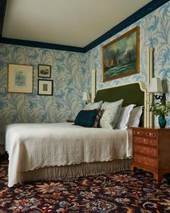 特伦Marine Troon的一间卧室配有一张蓝色墙壁的床和梳妆台