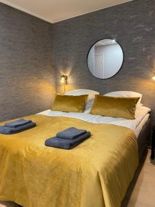 库奥皮奥City Home Alvari, free parking, air conditioning的一间卧室配有一张大床和毛巾