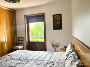 布拉干萨Casa da Barriada II的一间卧室设有一张床和一个窗口