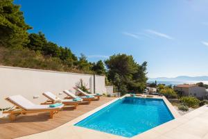 泽斯特拉格Seaside luxury villa with a swimming pool Zaostrog, Makarska - 19037的别墅 - 带游泳池和躺椅