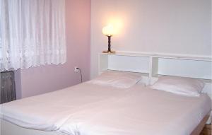 达尔沃沃达尔沃沃I度假屋的一张白色的床,上面有灯