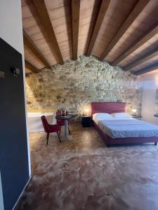 布里西盖拉Modus Aquae的一间卧室设有一张床和石墙