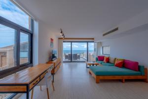 赫尔格达VESTA - Soma Bay Residence的客厅配有沙发和桌子