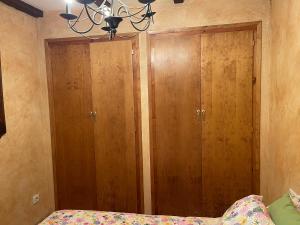 塞特卡萨斯Sevenhouse的一间卧室配有木制橱柜和一张床