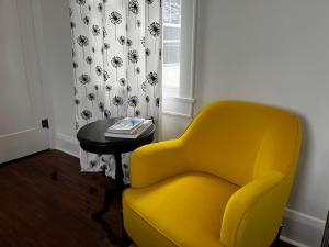 莱克兰Hollingsworth Guest House With Pool的客房内的黄色椅子和桌子
