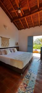 巴里查拉Casa Guatí的一间卧室设有一张带木制天花板的大床