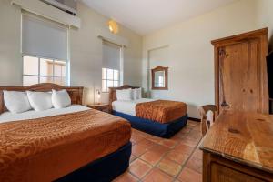 马亚圭斯马亚圭斯市区豪生国际酒店的酒店客房设有两张床和一张桌子。
