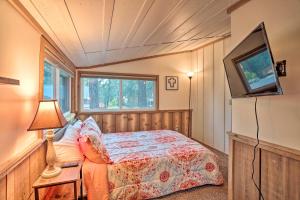 大熊湖Peaceful Big Bear Cabin Walk to Lake Access!的一间卧室配有一张床,墙上配有电视