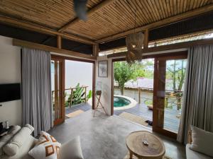 乌鲁瓦图Jellyfish Villas Bingin Beach的享有泳池景致的客厅