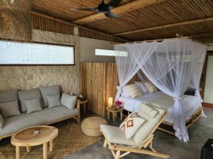 乌鲁瓦图Jellyfish Villas Bingin Beach的一间卧室配有一张带蚊帐的床