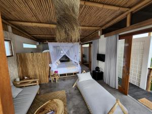 乌鲁瓦图Jellyfish Villas Bingin Beach的一间卧室配有一张床和蚊帐