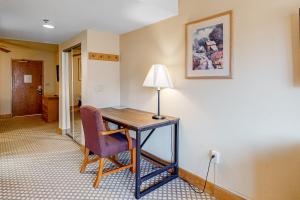 克雷斯特德比特Grand Lodge 369的客房配有带台灯和椅子的书桌