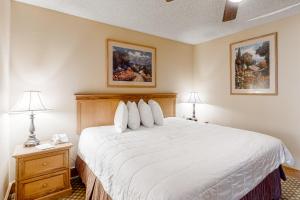克雷斯特德比特Grand Lodge 369的一间卧室配有一张白色床、两个床头柜和两盏灯。