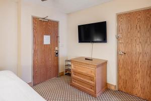 克雷斯特德比特Grand Lodge 369的一间卧室配有一张床和一个墙上的电视梳妆台。