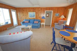 格伦阿伯Lone Star Escape的客厅配有蓝色的沙发和桌子