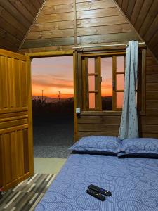 戈亚斯州上帕莱索Chalés Carrara的日落美景客房的一张床位