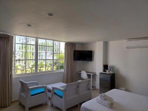 圣安德烈斯Bahia San Andres Hospedaje的酒店客房设有两张床和窗户。