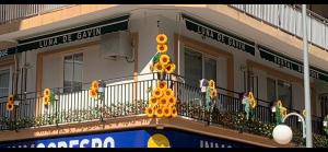 库列拉Hostal Boutique Luna de Gavín的一座带鲜花阳台的建筑