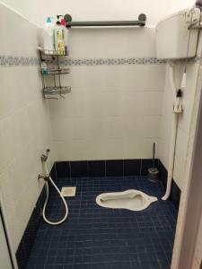安邦Homestay Bukit Saga, Ampang的一间小浴室,在摊位设有厕所