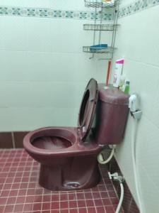 安邦Homestay Bukit Saga, Ampang的一间位于客房内的棕色卫生间的浴室