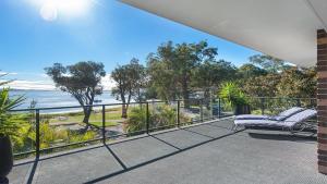 尼尔森湾Dutchie's Dream - Glorious Views And Opposite Dutchies Beach的阳台设有长凳,享有海景。