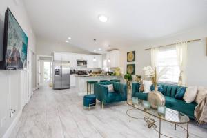 坦帕Modern Luxury Home Located in Tampa!的一间带蓝色沙发的客厅和一间厨房