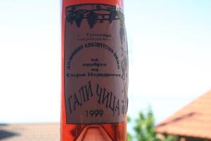特佩杰卡Villa Filip的一瓶葡萄酒,上面有标签