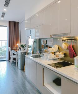 河内Apartment 1BR-FL12th-R103 Building-Vinhome Ocean Park的厨房配有白色橱柜和台面
