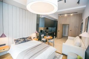 托伦Apartament Migdałowy的一间卧室设有一张床和一间客厅。