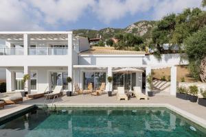 贝尼蔡斯Nisos Villas Corfu的一座带游泳池和房子的别墅