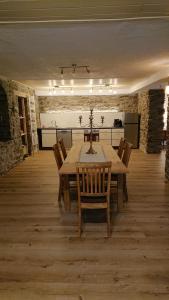 Schmugglerhaus的一间带木桌和椅子的用餐室