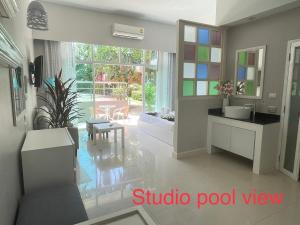 卡塔海滩Thalassa pool Kata Beach的厨房设有滑动玻璃门,通往庭院