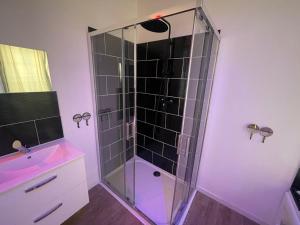 图尔昆NG SuiteHome - Lille I Tourcoing Winoc - Balnéo - Netflix - Wifi的浴室内带玻璃淋浴间