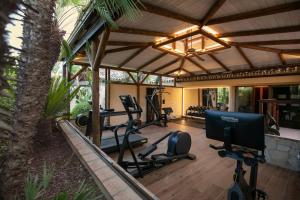 马贝拉Rio Real Golf & Hotel的房屋内带跑步机和健身器材的健身房