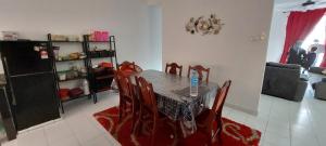 Kampong Alor GajahNur Homestay Residensi Afamosa mslim guest only的客厅配有餐桌和椅子