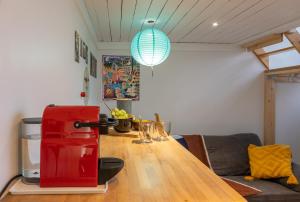 列日Le Studio Compostelle by Maison Brasseurs d'Etoiles的客房设有带红色冰箱的木桌