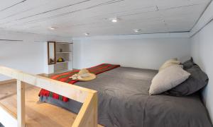列日Le Studio Compostelle by Maison Brasseurs d'Etoiles的卧室配有一张床