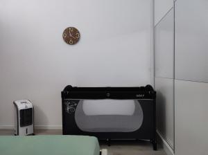 鲁瓦西昂法兰西Duplex Autonome Cosy à Paris Roissy CDG的白色墙壁的房间里配有电视