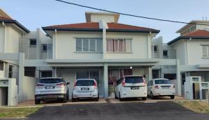 Kampong Alor GajahNur Homestay Residensi Afamosa mslim guest only的停在房子前面的一组汽车