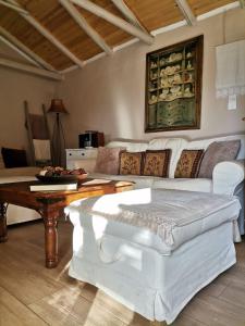 埃利尼科Sofias cottage的客厅配有白色的沙发和桌子