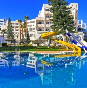 苏塞Hotel Royal Jinene Sousse的度假村内带水滑梯的游泳池