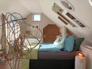 温特贝格Küken Winterberg的一间卧室配有一张带蓝色枕头的床