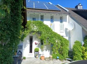 温特贝格Küken Winterberg的屋顶上设有太阳能电池板的白色房子