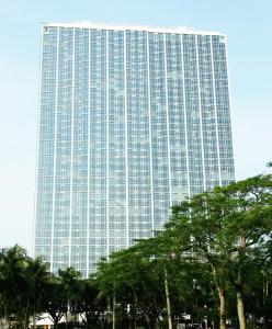 KlapaduaU Residence Tower2 Lippo Karawaci by supermal的前面有树木的高楼