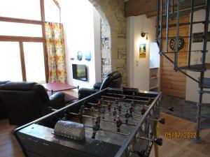 Ver-sur-MerInterludes Normands的客厅配有一张桌子和一张大棋盘
